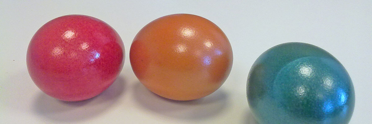 Gekonnt Ostereier bemalen - Anleitung vom Osterhasen @ diybook.de