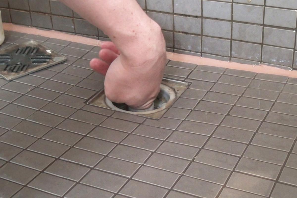 Duschabfluss Reinigen Wenn Der Abfluss Der Dusche Verstopft Anleitung Tipps Vom Installateur Sanitare Installationen Diybook De