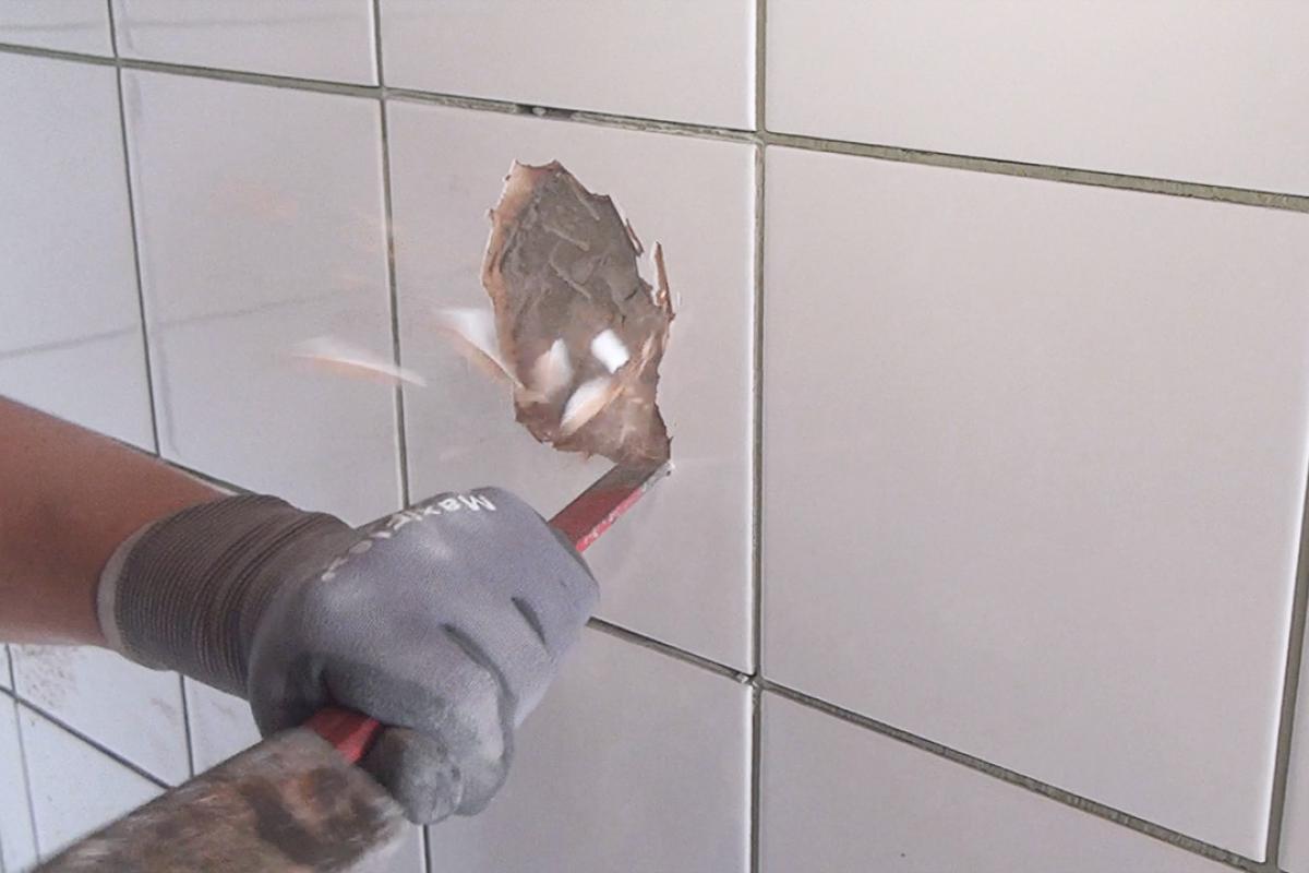 Kaputte Fliese Austauschen Mit Einsatz Von Montagekleber