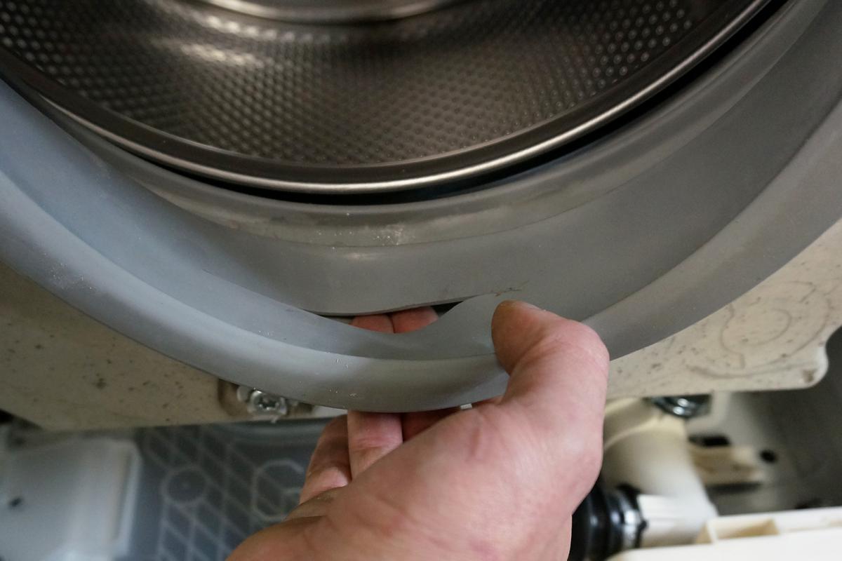 Замена барабана стиральной машины канди. Уплотнитель бака стиральной машины Bosch Maxx 5. Резинка барабана стиральной машинки Индезит. Манжета барабана стиральной машины LG. Надо ли закрывать кран на стиральную машину после стирки.