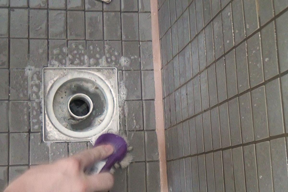 Duschabfluss Reinigen Wenn Der Abfluss Der Dusche Verstopft Anleitung Tipps Vom Installateur Sanitare Installationen Diybook De