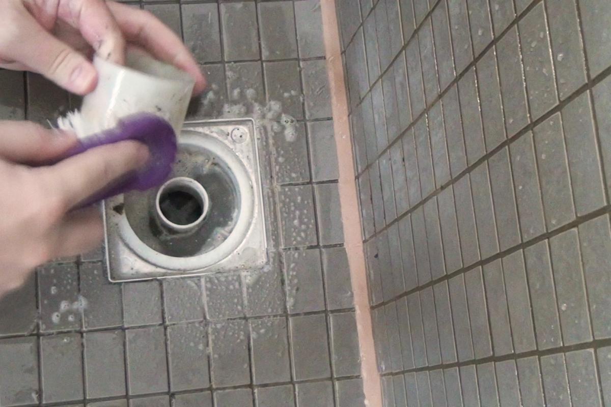 Duschabfluss Reinigen Wenn Der Abfluss Der Dusche Verstopft Anleitung Tipps Vom Installateur Sanitare Installationen Diybook De