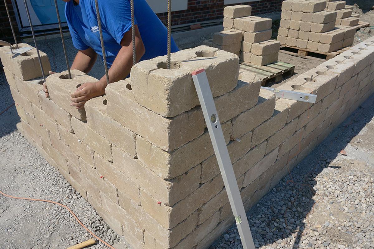 Gartenmauer Selber Bauen Das Errichten Einer Betonsteinmauer Anleitung Diybook De