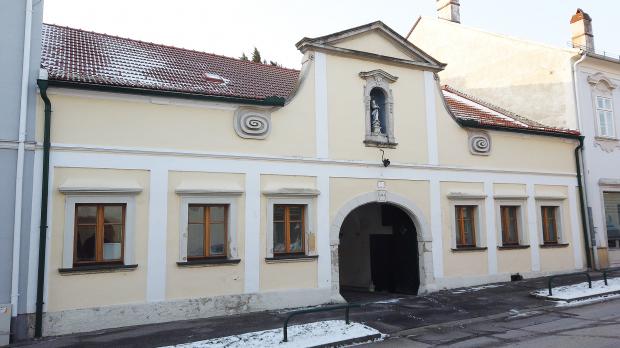 Sanierungsbedürftiger Altbau Sanierungsbedürftiger Altbau