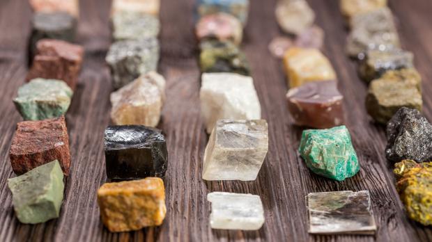Verschiedene Steine und Kristalle in Auswahl