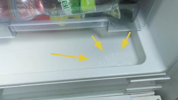 Wasser im Gemüsefach des Kühlschranks