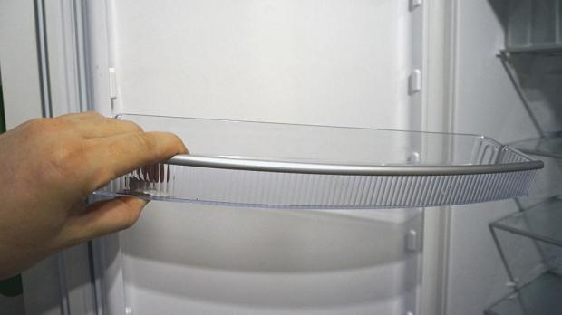 Abnehmen der Kühlschrank-Innenmonturen