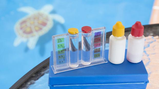 Test-Kit zur Evaluierung des pH-Werts im Pool