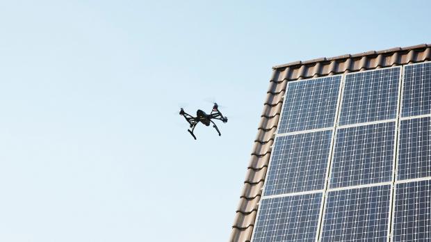 Drohne prüft Solarpaneele mit Wärmebildkamera