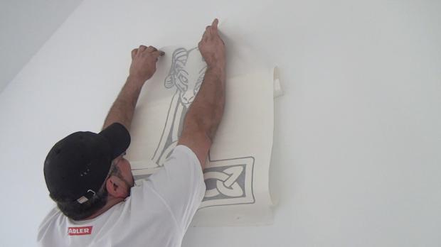 Erstes Einrichten des großen Wandtattoos