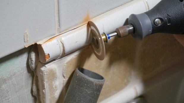 Fliesen Bordüre entfernen - Anleitung @ diybook.de