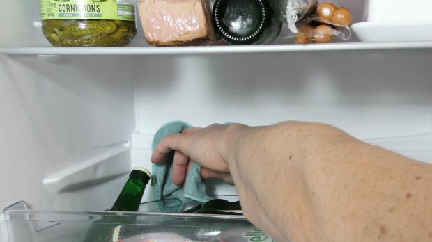 Im Kühlschrank Sammelt Sich Wasser Unter Dem Gemüsefach Wasser im Kühlschrank unter dem Gemüsefach - Anleitung @ diybook.de