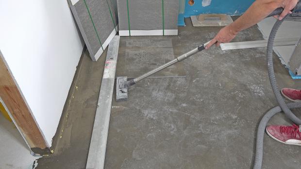 Große Bodenfliesen verlegen – Teil 1: Erste Fliesenreihe verlegen