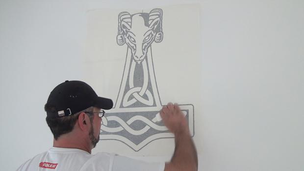 Wandtattoo nach dem Anbringen fest andrücken