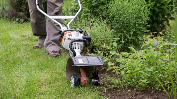 Beetränder mit Rasenkantenschneider abfahren