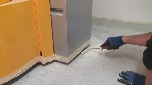 beton streichen unzugangliche stellen mit einem kleinen roller walzen betonfarbe beton streichen unzugangliche stellen mit einem kleinen roller walzen betonfarbe