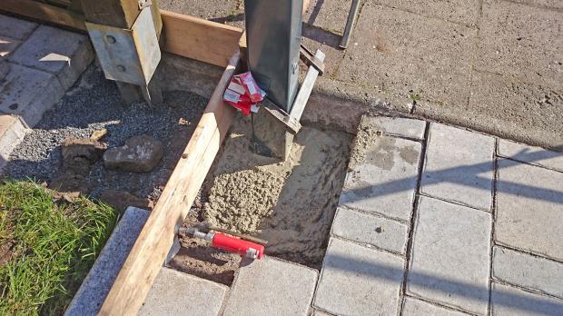 Gartentor selber bauen Torpfosten einbetonieren Anleitung diybook.de