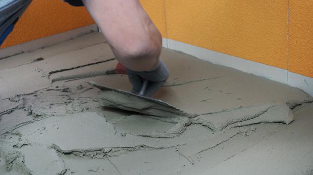 Material mit Glättkelle verstreichen