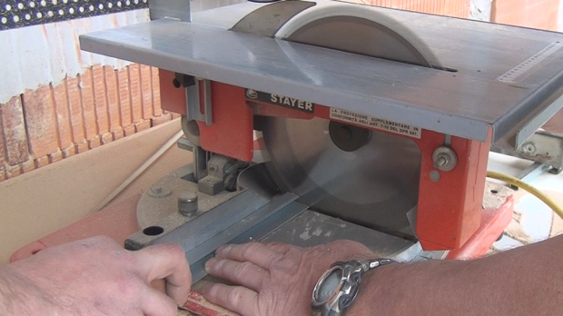 Laminat verlegen - Anleitung zur schwimmenden Verlegung @ diybook.de