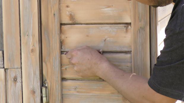 Gartenhaus neu streichen Grundieren und Lasieren Anleitung diybook.de