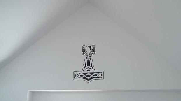 Thors Hammer an der Zimmerwand