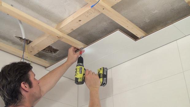 Die Holzdecke: Nut-Feder-Deckenpaneele verlegen - Anleitung @ diybook.de