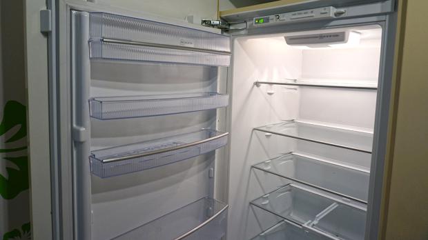 Kühlschrank mit neuen Tür-Scharnieren