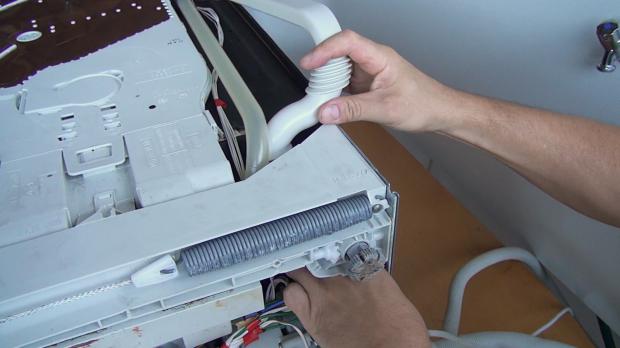 Sprüharmzulauf pumpenseitig einfädeln