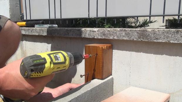 Pfosten mit Mauer verschrauben