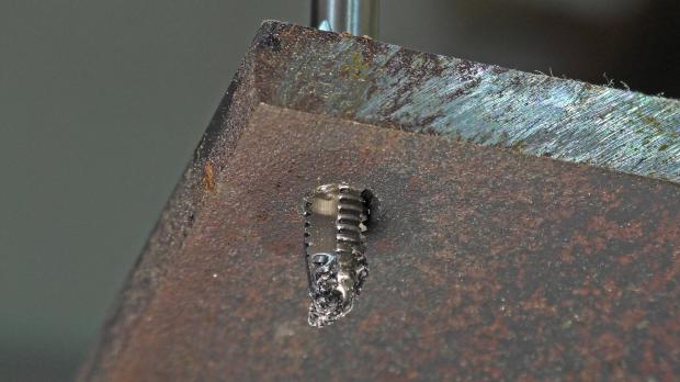 Mit Mittelschneider Gewindebohrung schneiden