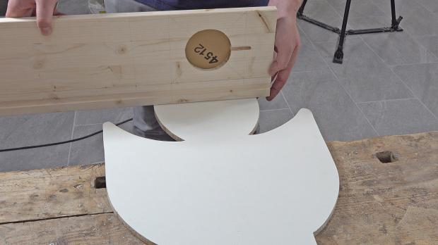 Brett mit Box-Aufnahme an Rückwand halten Brett mit Box-Aufnahme an Rückwand halten