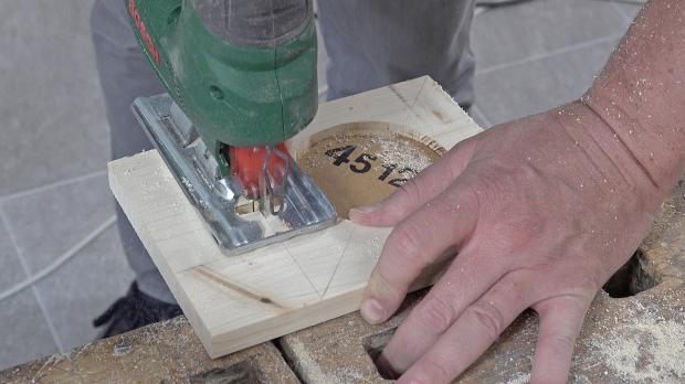 Aussparungen mit der Stichsäge schneiden Aussparungen mit der Stichsäge schneiden