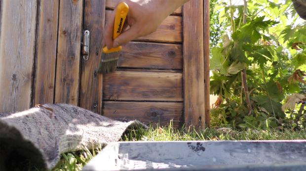 Gartenhaus neu streichen Grundieren und Lasieren Anleitung diybook.de