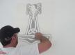 Wandtattoo mit dem Spachtel an die Wand reiben
