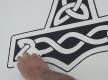 Wandtattoo mit dem Spachtel verstreichen