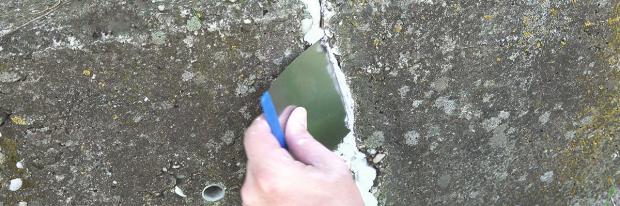 Riss in Beton mit Reparaturspachtel füllen