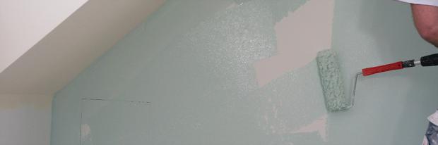 Farbwalze beim Streichen einer Wand