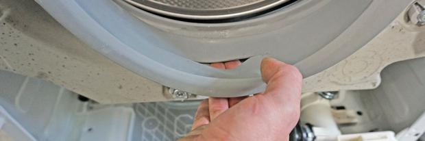 AEG-Waschmaschine läuft aus - Aufgeschnittene Türmanschette
