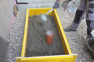 Kleinen Betonsockel betonieren