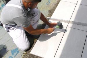 Terrassenplatten richtig verlegen: Mit Drainmörtel und Klebemörtel