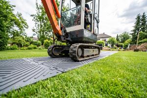 Bagger im Garten: Wie dein Rasen schwere Bauarbeiten unbeschadet übersteht
