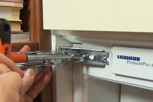 Smeg Kühlschrank Tür Umbauen : Kühlschrank scharnier wechseln anleitung @ diybook.de Smeg Kühlschrank Tür Umbauen : Kühlschrank scharnier wechseln anleitung @ diybook.de