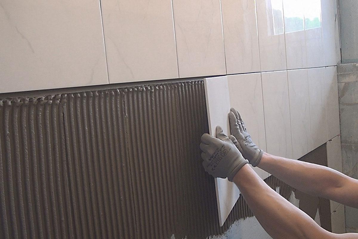 Fliesen legen - Eine Wand halbhoch verfliesen - Anleitung @ diybook.de Fliesen legen - Eine Wand halbhoch verfliesen - Anleitung @ diybook.de