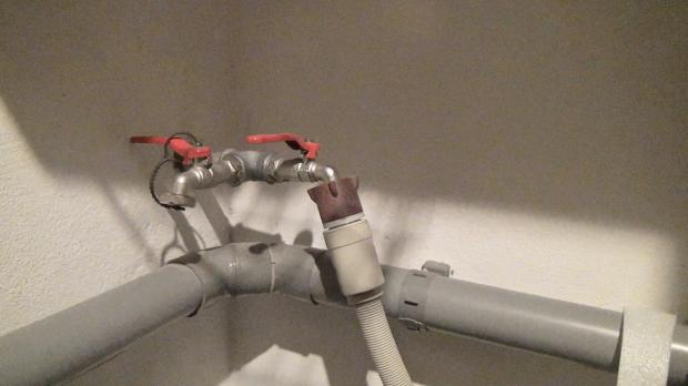 Waschmaschine vom Wasseranschluss abschließen Waschmaschine vom Wasseranschluss abschließen