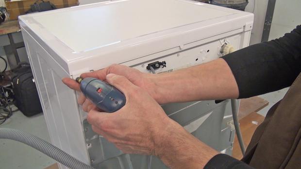 Schrauben des Gerätedeckel entfernen Schrauben des Gerätedeckel entfernen